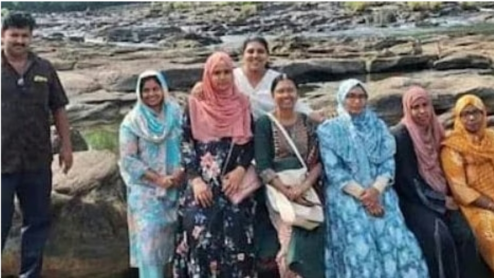 തമിഴ്നാട്ടിലെ വാല്&zwj;പ്പാറയില്&zwj; വിനോദയാത്രയ്ക്കിടെ മലയാളി സംഘം സഞ്ചരിച്ചിരുന്ന ടെമ്പോ ട്രാവലർ കൊക്കയിലേക്ക് മറിഞ്ഞുണ്ടായ ദാരുണമായ അപകടത്തില്&zwj; മരിച്ചവരുടെ എണ്ണം പത്തായി.