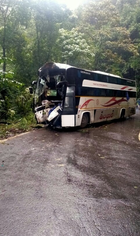 *മാക്കൂട്ടം ചുരത്തിൽ കർണ്ണാടക ബസ് അപകടത്തിൽപ്പെട്ടു.*